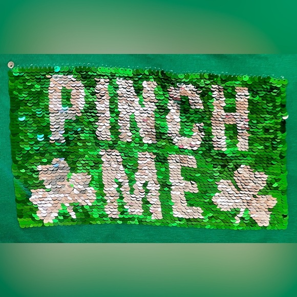 St Patrick’s day juniors teen flip sequin T-shirt kiss me & pinch me - Picture 2 of 6